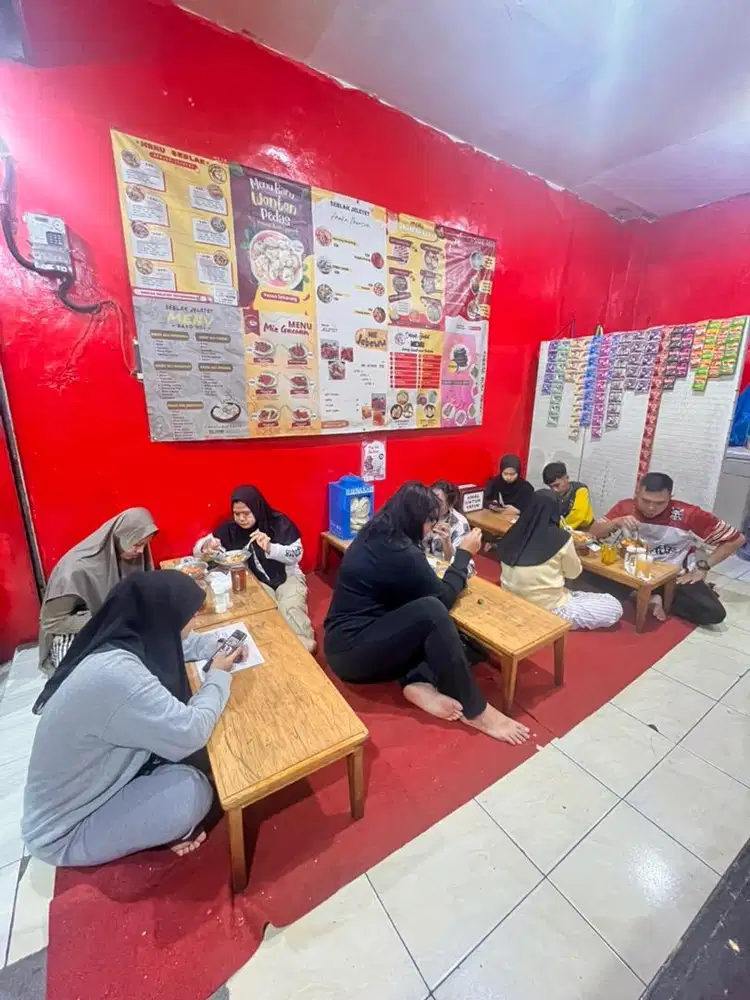 Pelayan warung seblak