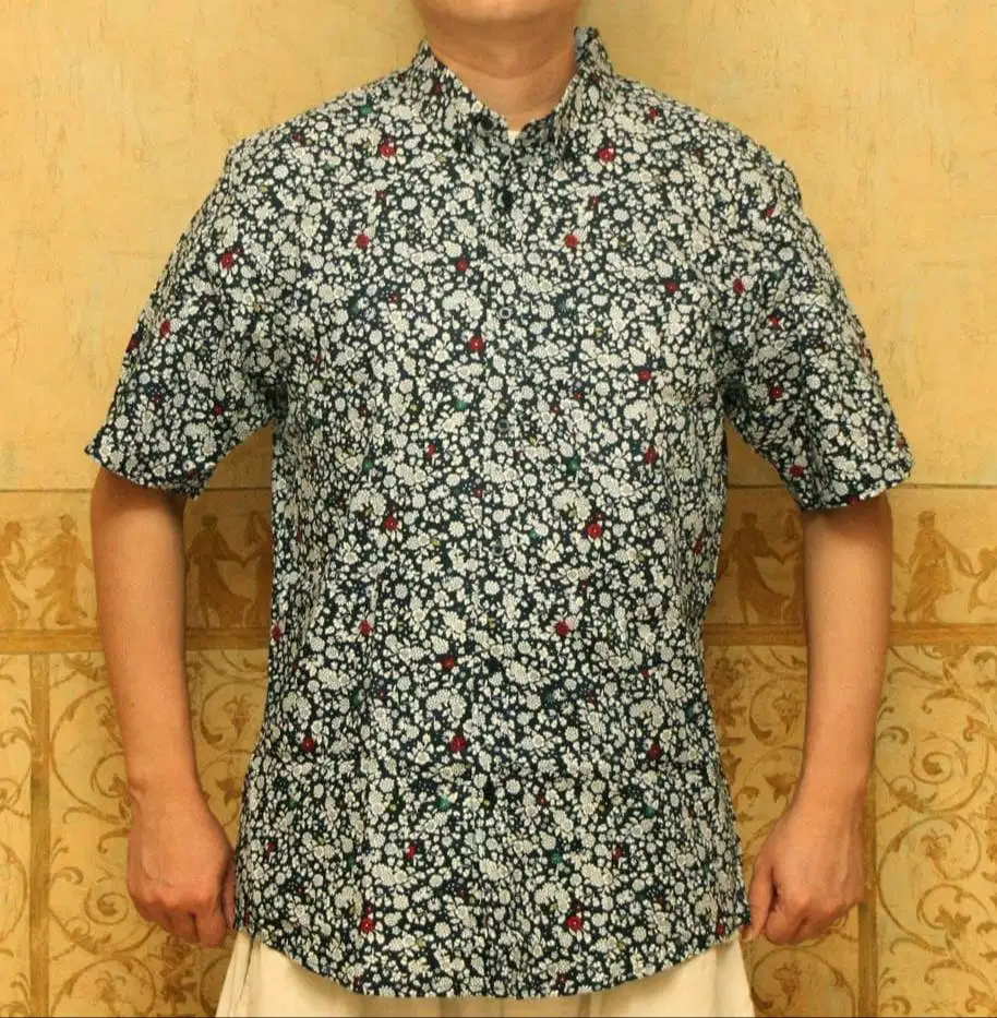 Kemeja Pria Lengan Pendek Katun Import wrn biru tua motif bunga putih