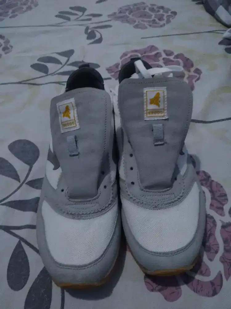 Sepatu snekers brodo