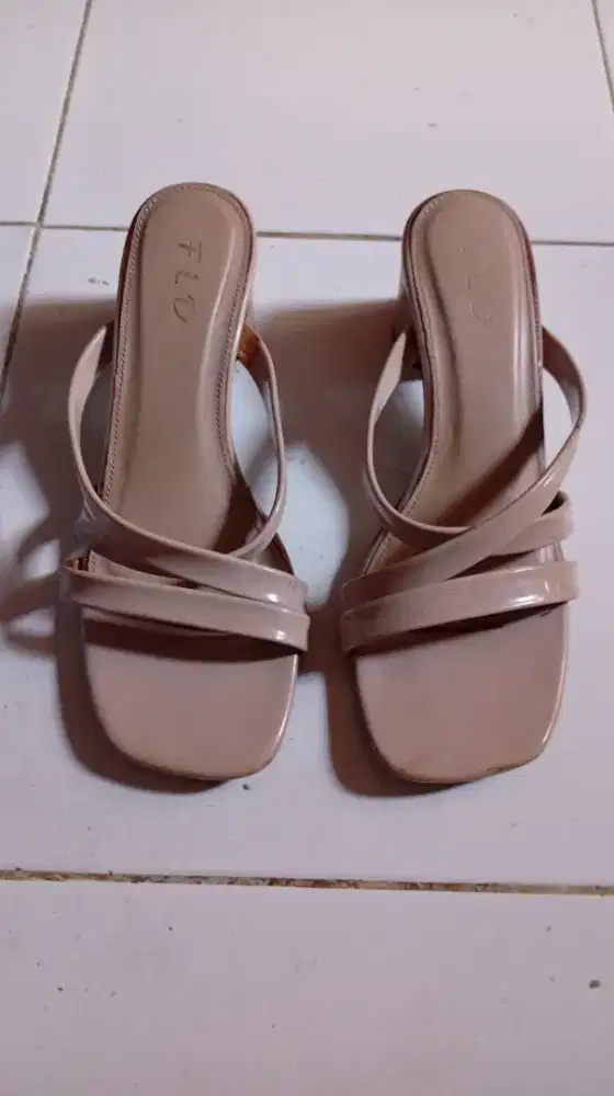 Sendal hak tinggi wanita