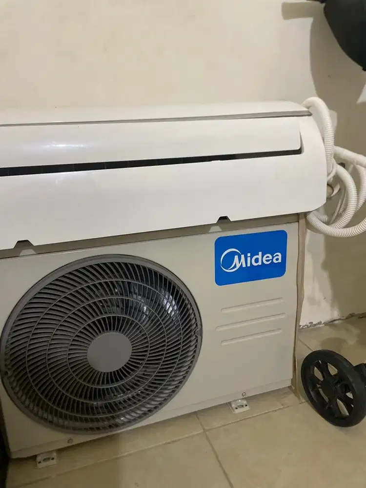Dijual ac midea 1/2pk dengan kondisi bagus banget pemakaian 6bln