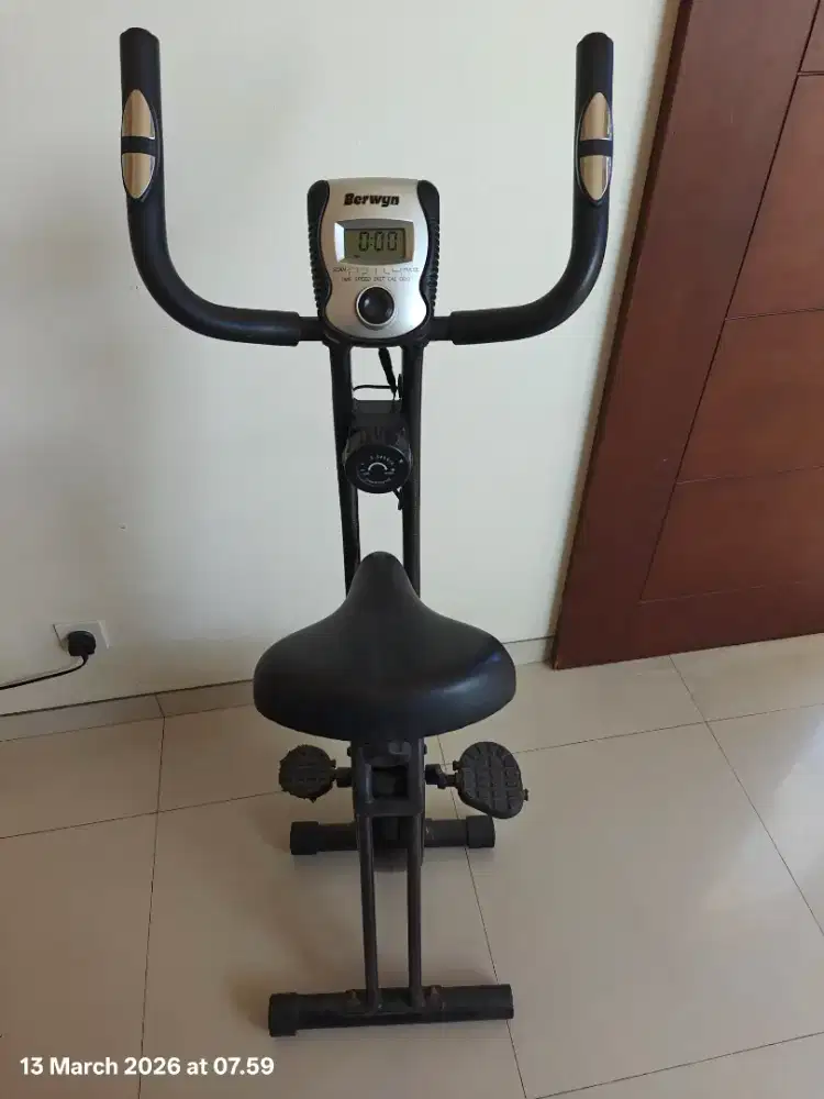 Sepeda statis lipat berwyn