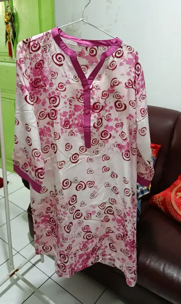 Pakaian wanita ukuran M