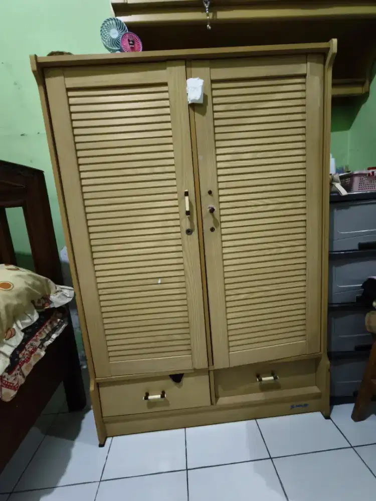 Lemari baju anak kayu