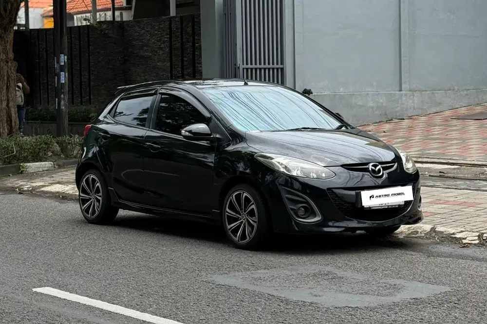MAZDA 2 2015 / 2014 Hitam Matic Bagus Murah Kredit Bekas Surabaya