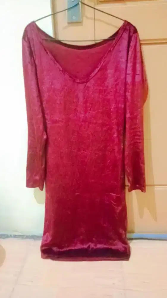 dress mini maroon , hitam