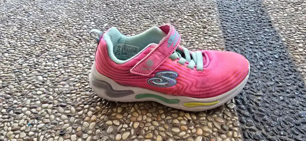 Sepatu anak merek skechers dan diaora