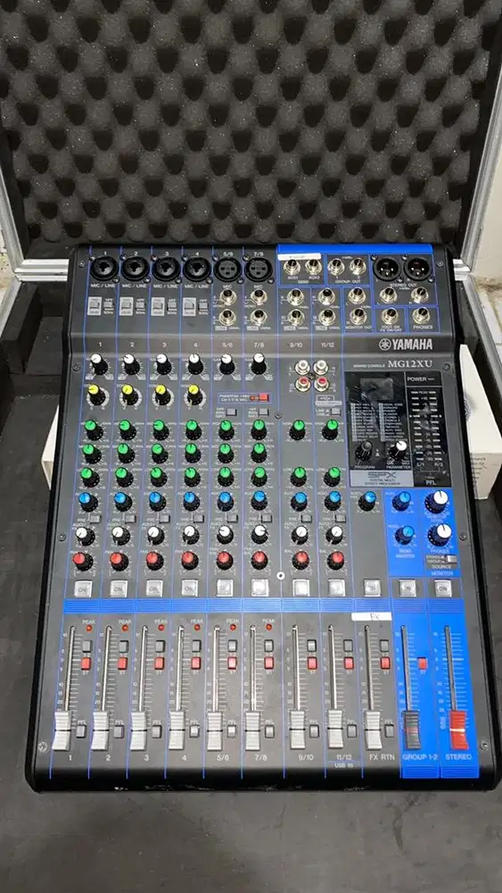 Mixer Yamaha Mg12XU like new + hardcase
