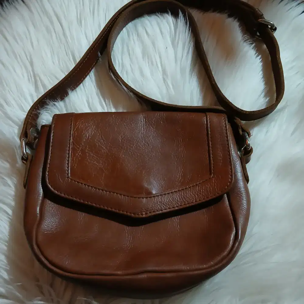 Tas Slempang Wanita Kulit Asli Coklat Alami Kondisi Bekas Tetap Bagus