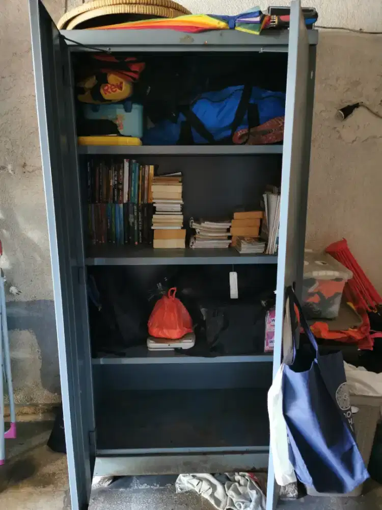 Lemari kabinet bekas rumahan.