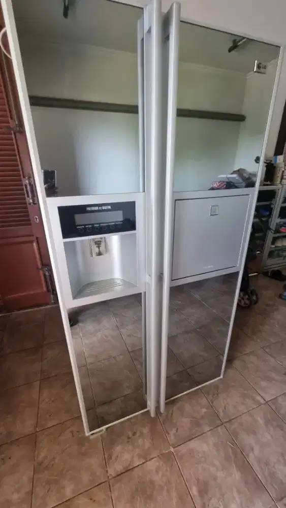 Di jual kulkas LG 2 pintu kaca kondisi istimewa