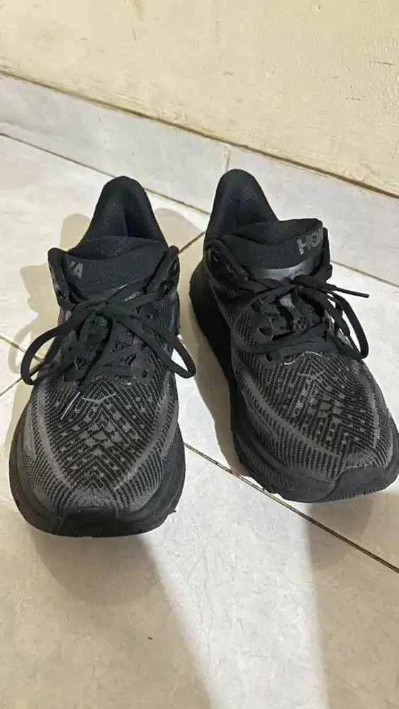 Hoka Clifton 9 - All Black