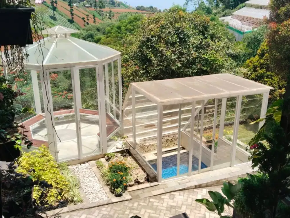 Dijual rumah lux  area dago pakar dengan view istimewa dengan jazzuci dan bathtub dengan kaca gelap dengan view