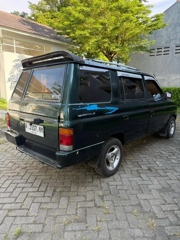 Isuzu panther tahun 1995 grand executive
