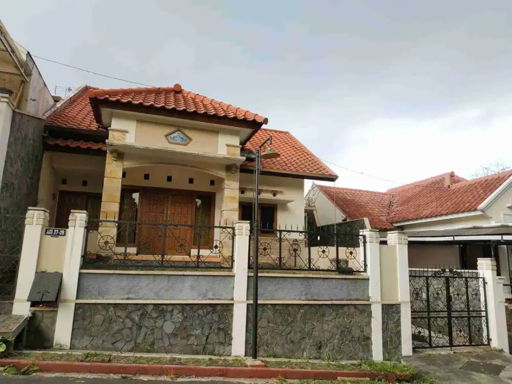 DIJUAL RUMAH BESAR BAGUS JALAN DIENG MALANG, DEKAT UNMER DAN MALANG CITY POINT MALL.
