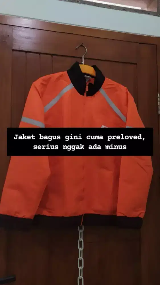 Jaket oren size M kosongkan lemari