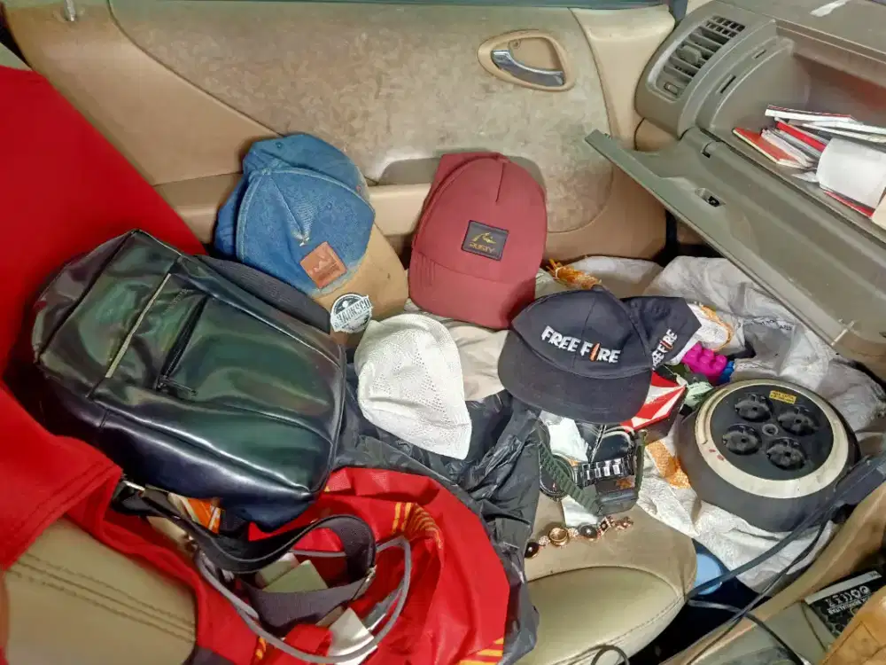 Dijual semua macam topi ,asesoris cow yg cepat dia dapat murah aja