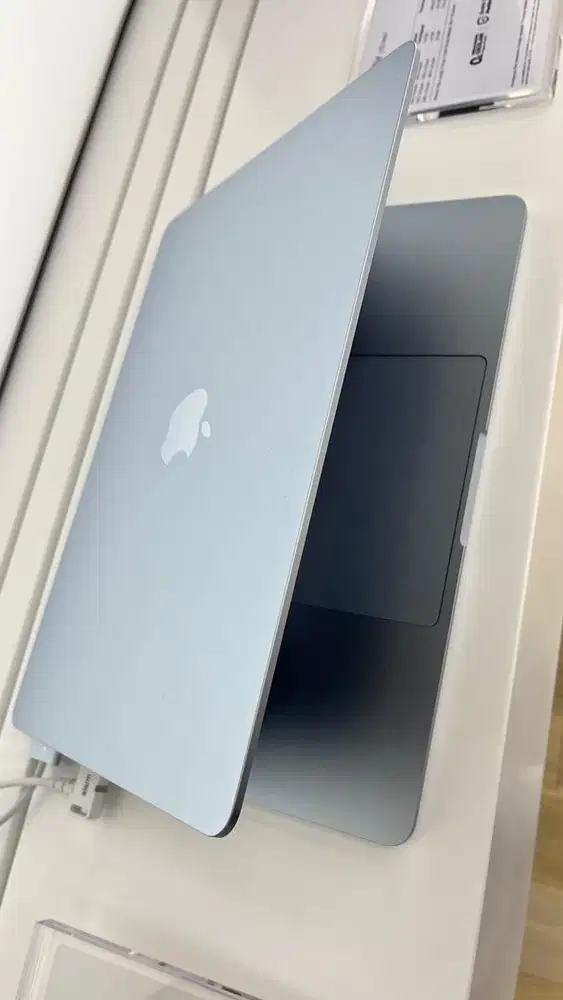 MacBook Air M4 (Gambar hanya contoh/display)