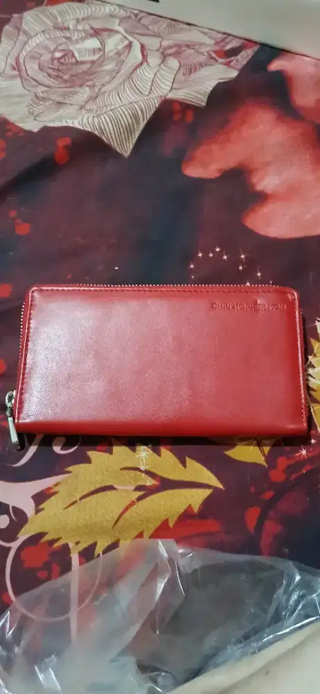 Dompet merah dari luar negri ,  keren abis ;  murah meriah ,