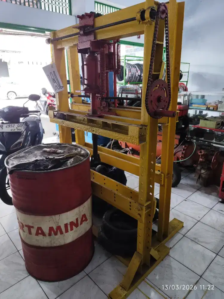 Alat pres segitiga dll