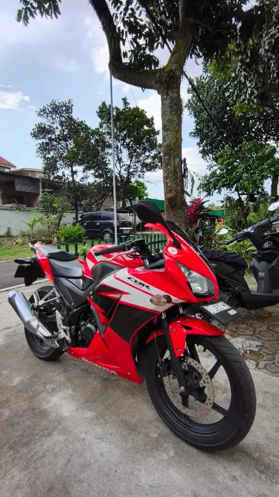 CBR 150R SEPERTI BARU LOW KM REAL