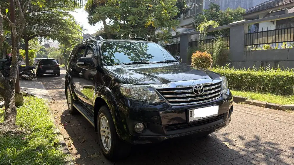 2012 Toyota Fortuner Hitam (Tangan Pertama, Jarak Tempuh Rendah) Nego