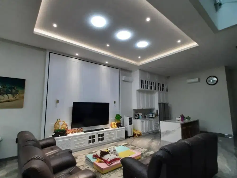 Dijual Rumah di Crown Golf Boulevard Pik. Full Furnished American Classic Interior