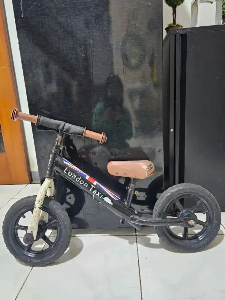 Balance bike sepeda London taxi