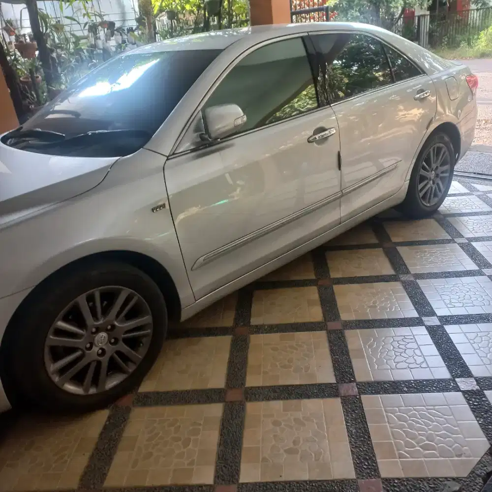 Dijual segera sedan Camry 2.4 V AT th 2011,warna silver,plat D kota.