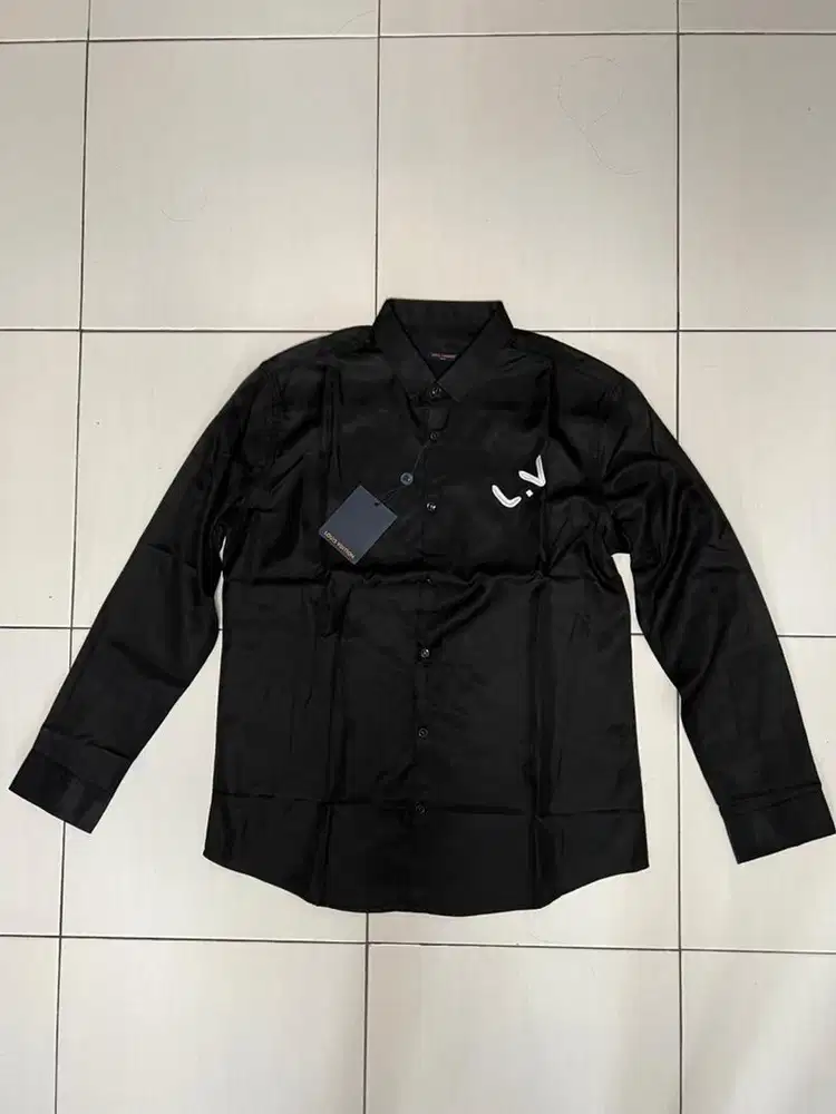 Kemeja LV hitam bordir