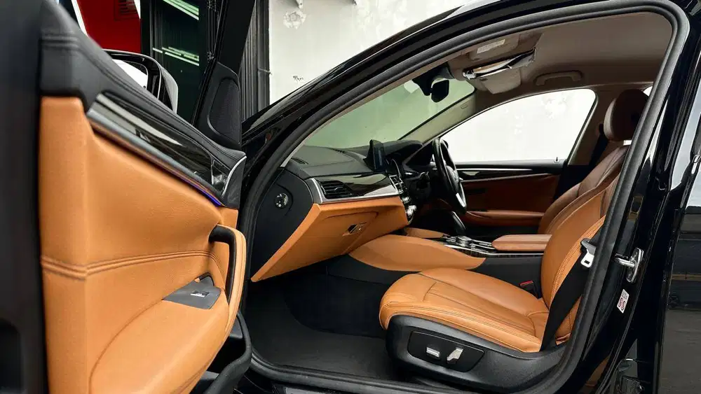 BMW G30 520i Luxury Line Black On Cognac 2018 Akhir