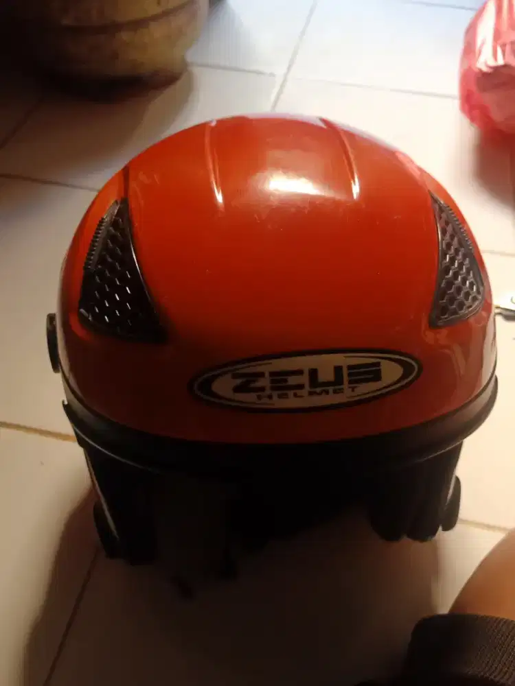 Helm Zeus ukuran M