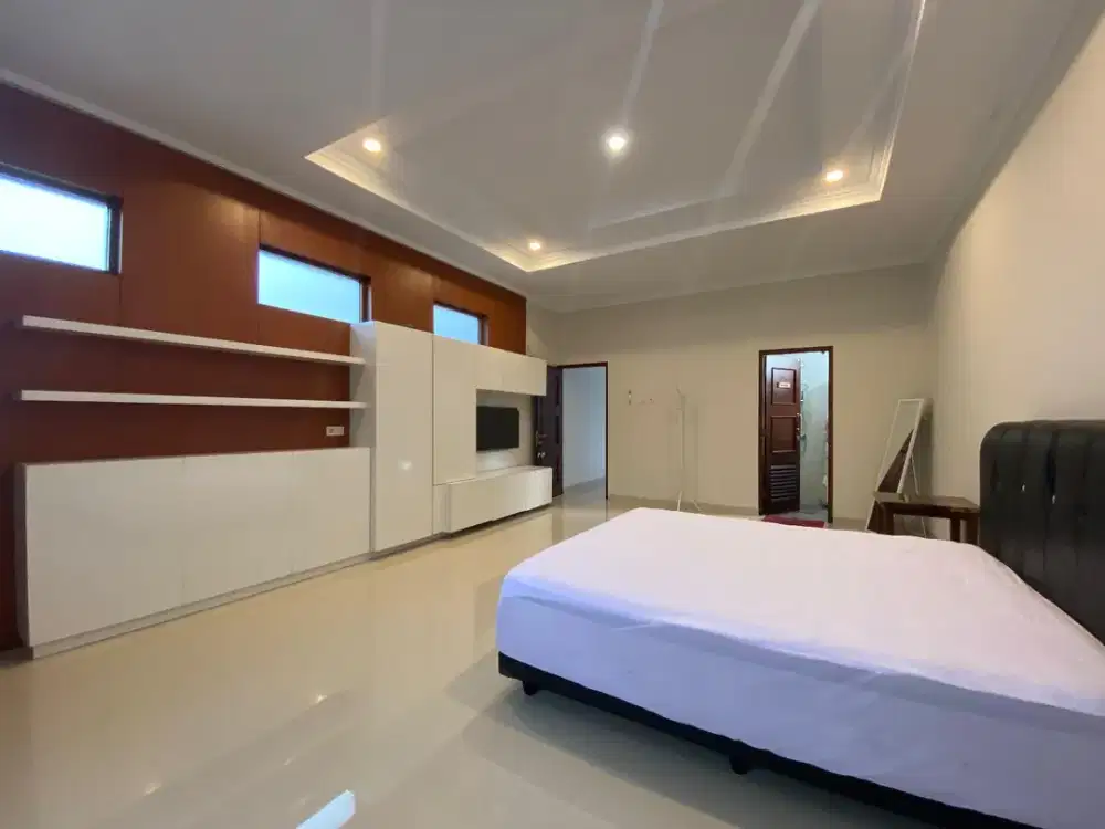 DIJUAL RUMAH SUPER MEWAH DAN SUPER MEGAH,SIAP HUNI  LOKASI SANGAT STRATEGIS DARI STADION MAGUWOHARJO