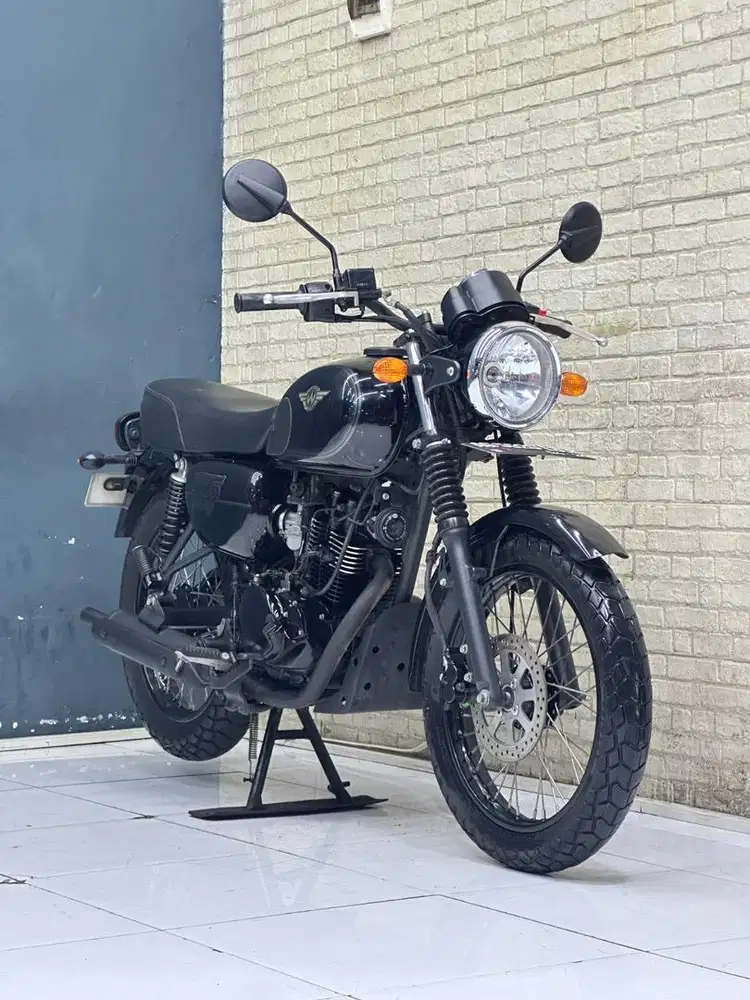 Kawasaku W 175 black style