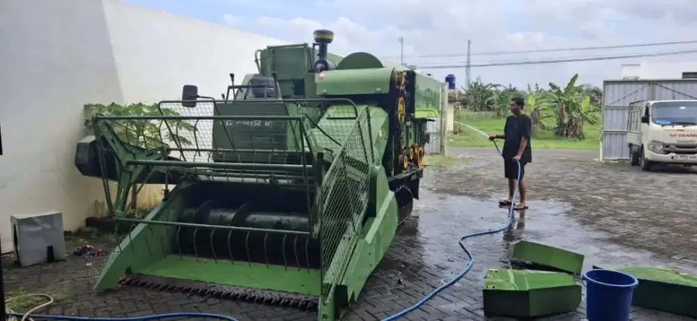 Traktor/Mesin Pemanen Jagung