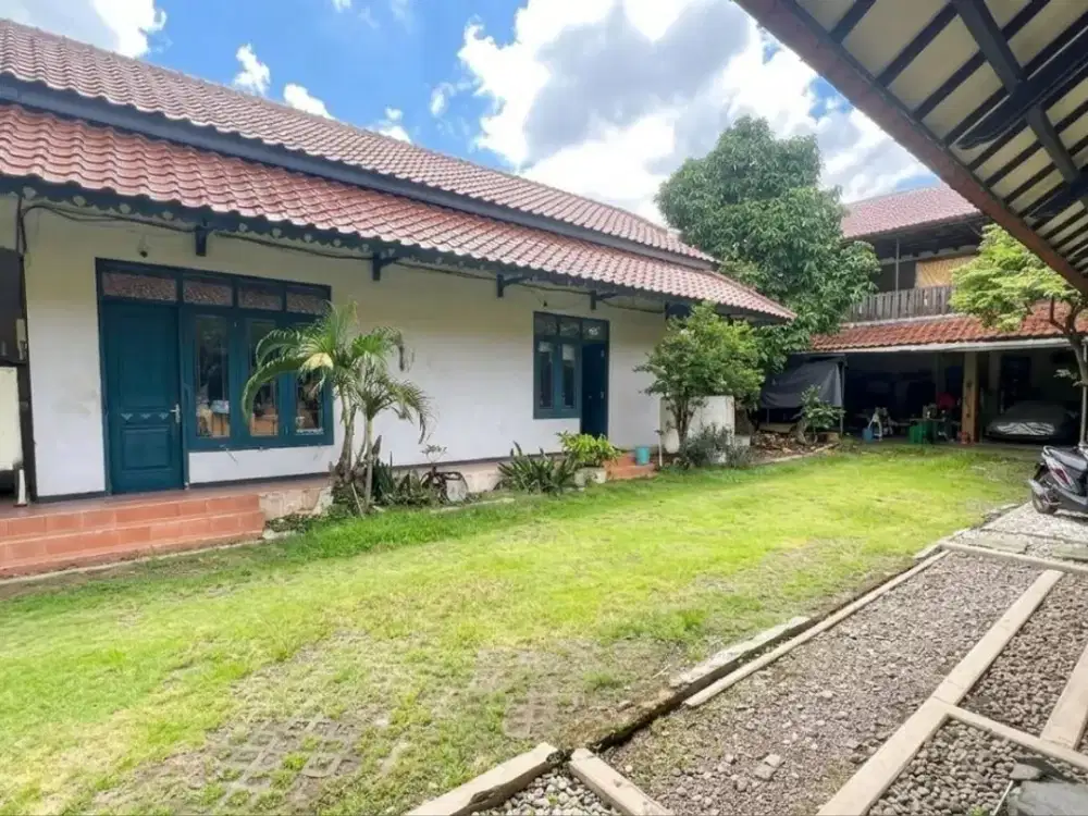 Rumah Manyar Indah Rumah joglo, ruang luas, halaman hijau rindang