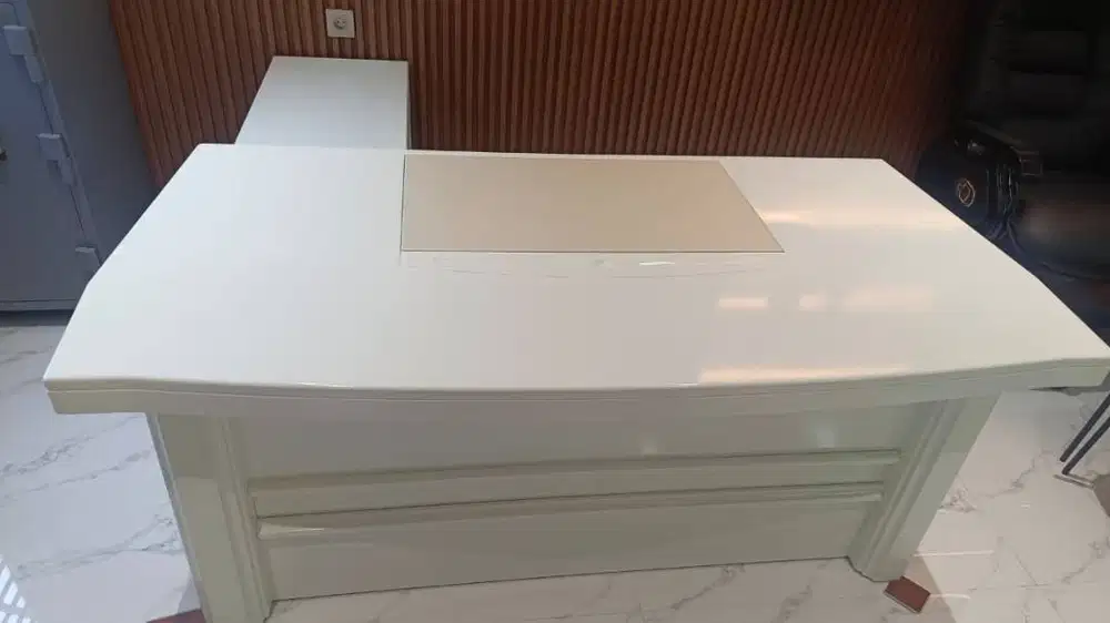 Meja Direktur Putih Premium
