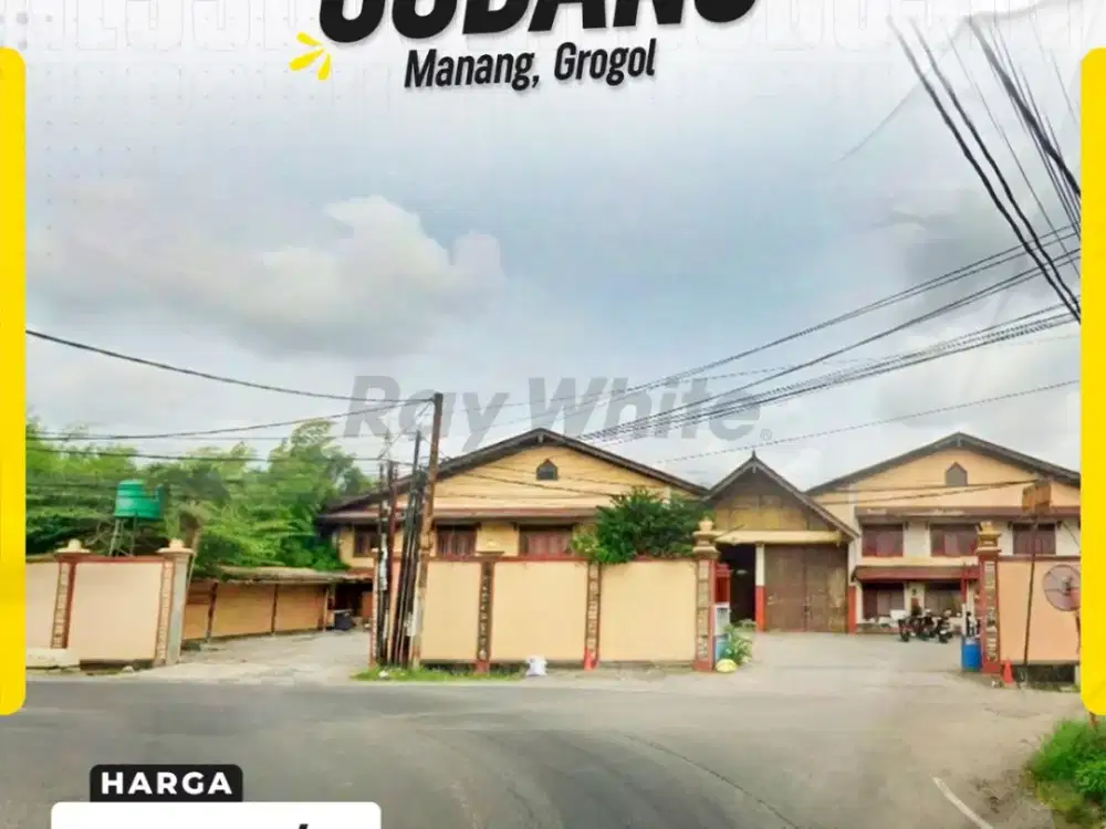 Gudang Siap Pakai Di Baki Akses Kontainer Area Parkir Luas