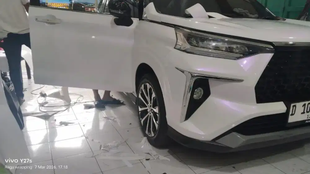 Pasang stiker wrapping mobil motor