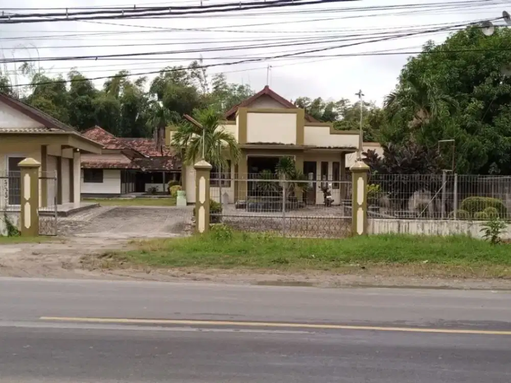 rumah pribadi dan Klinik daerah Gresik Ada Kolam renang