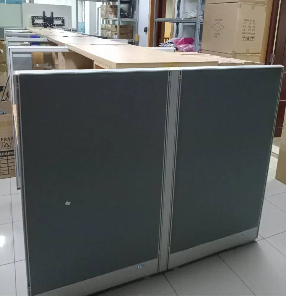 Di Jual Meja Partisi Kantor 5 Staff Berhadapan