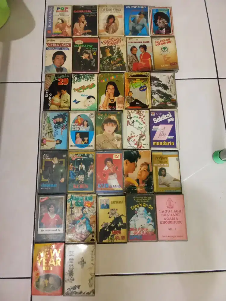 Kumpulan kaset pita lagu 90an