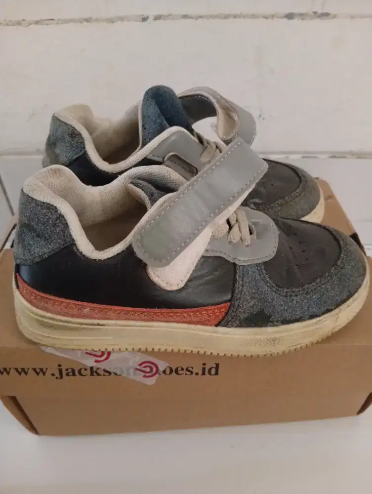 PRELOVED SEPATU ANAK MERK JACKSON