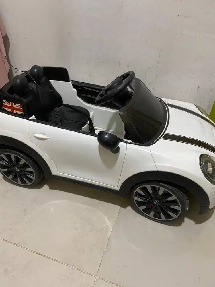 Mobil aki cas, mainan anak