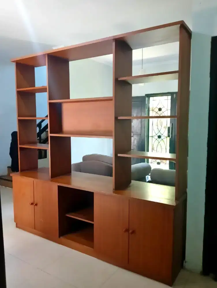 Lemari Hias atau Lemari penyekat ruangan