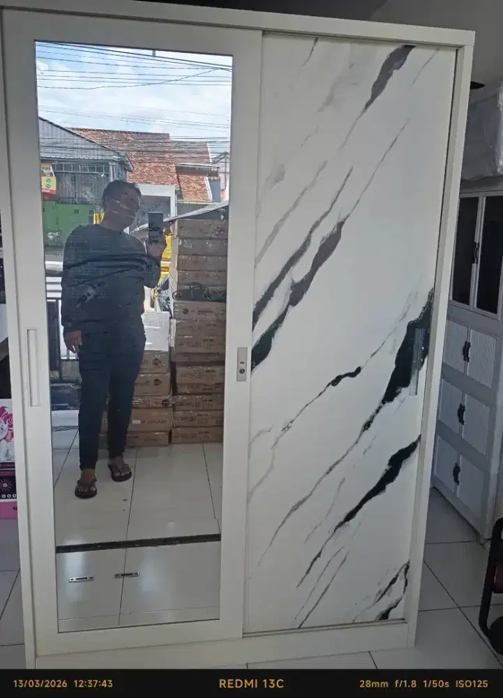 Lemari besi anti rayap