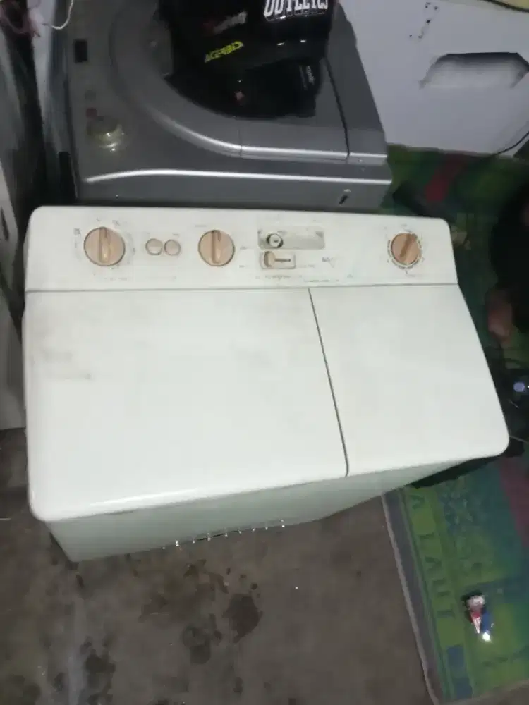 Mesin cuci 2 tabung Sanyo