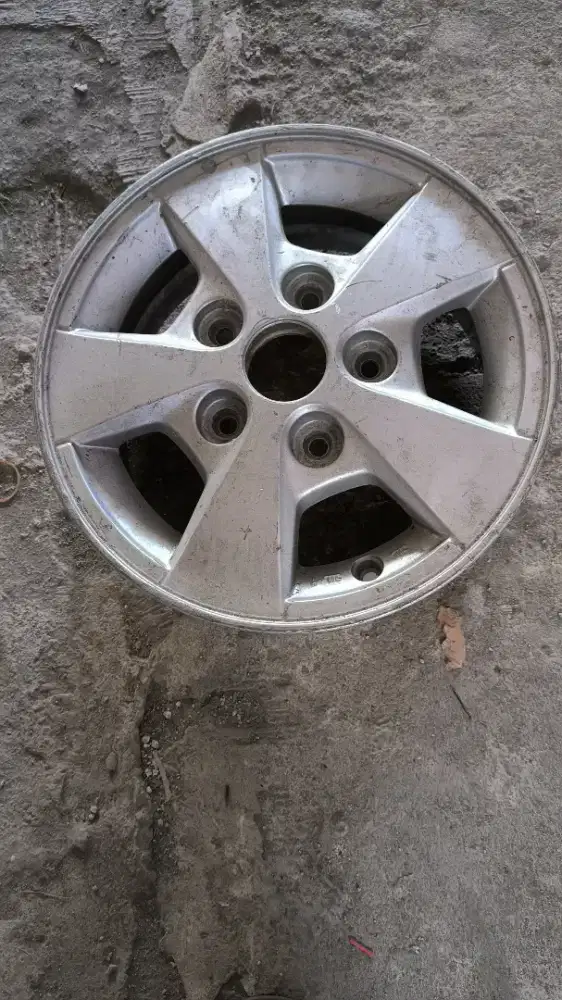 Mau jual velg ori grand max cuma 1 aja yang butuh cepat wa 450 rb aja