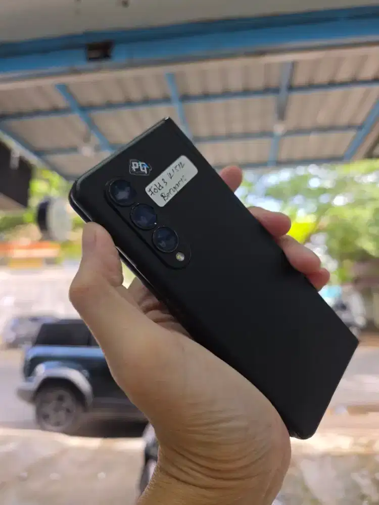 Samsung fold 3 512 mines layar dlm off depan garis 1