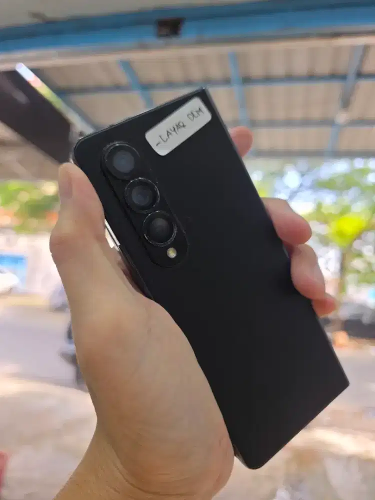 Samsung fold 4 mines layar dlm off depan garis 1